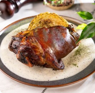 Запеченная с мёдом и чесноком свиная рулька с капустой