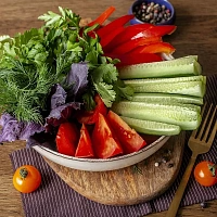 Тарелка свежих овощей