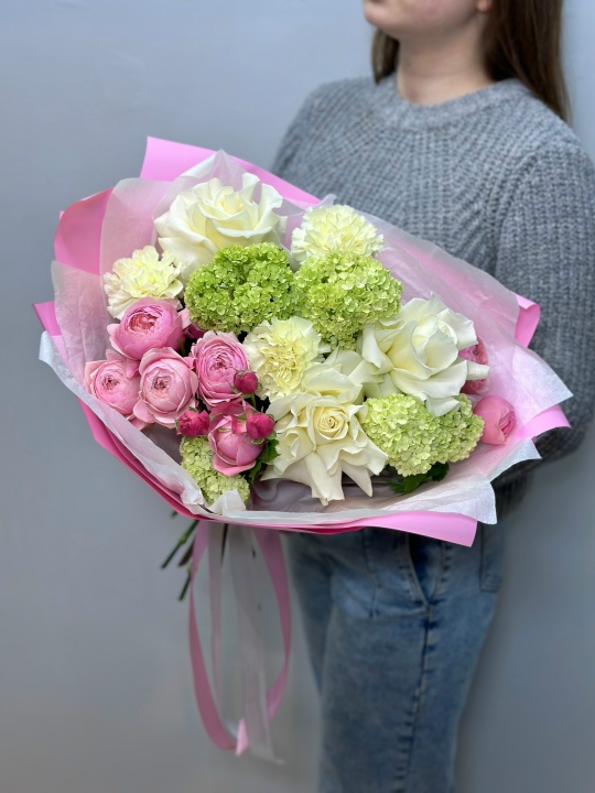 Букет с белыми французскими розами, вибурнумом и сильвой