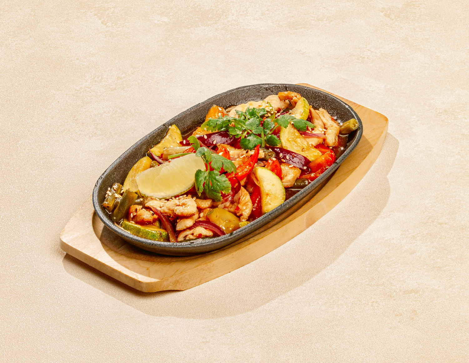 Куриная грудка в азиатском соусе с овощами