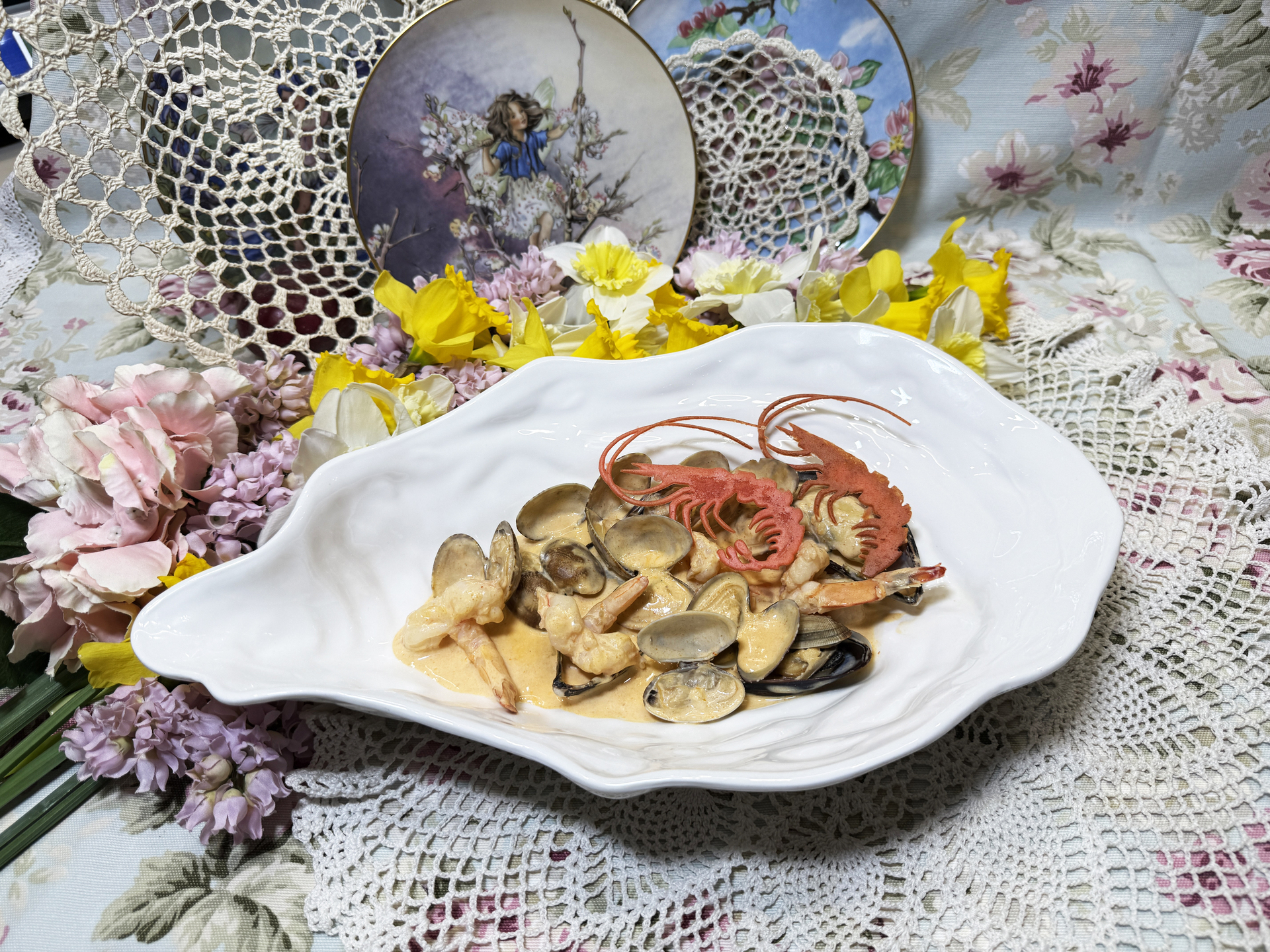 Соте из мидий, вонголе и тигровых креветок в соусе том ям