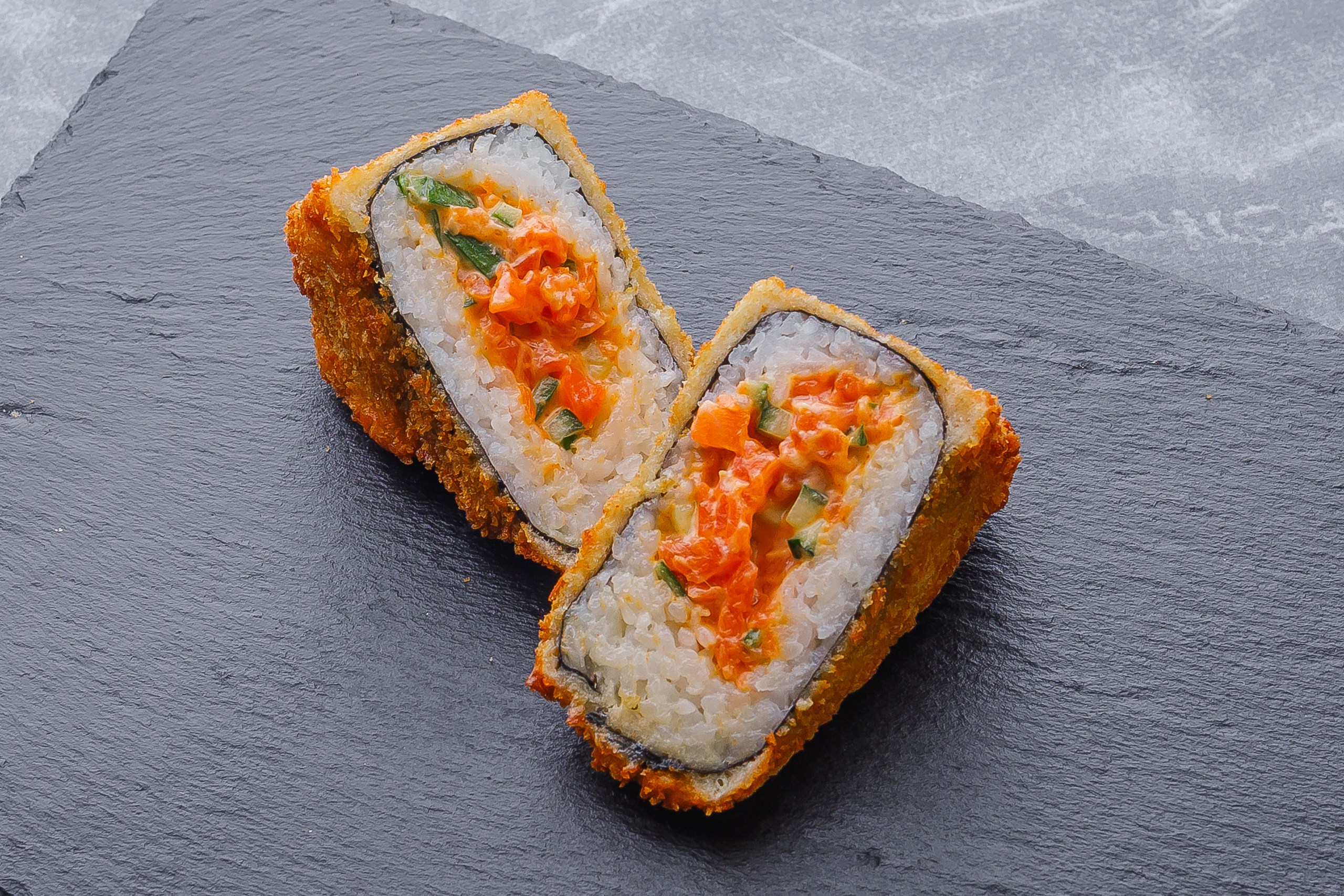 Теплый онигири с лососем