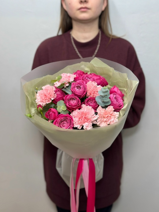 Букет с розовыми диантусами и пионовидными розами
