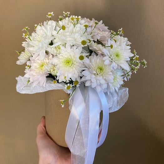 Цветы в коробке хризантема с ромашкой 