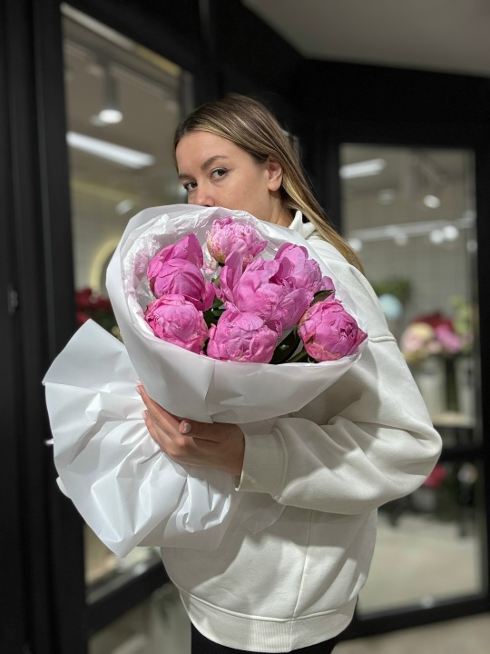 Нежный букет из пионов