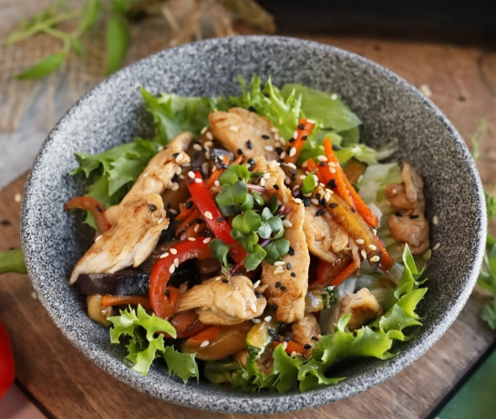 Теплый салат терияки с кур. Грудкой