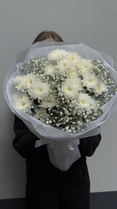 Из белой хризантемы и белой гипсофилы
