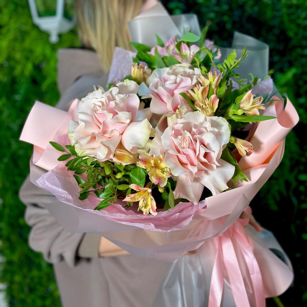 Букет цветов . Роза французская, альстромерия