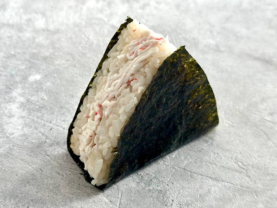 Онигири с крабом