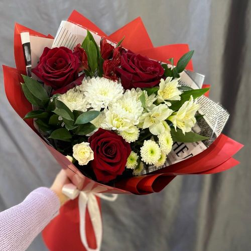 Букет цветов: красные розы, альстромерии, хризантемы (б0049)