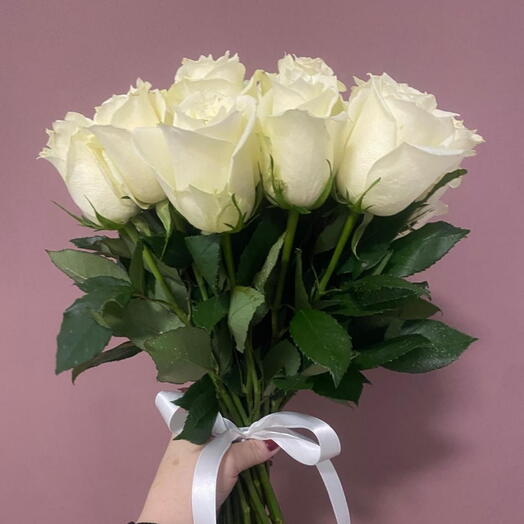 25 белых роз