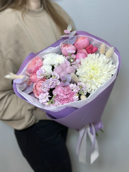 Букет с пионовидными розами, одноголовой хризантемой и хлопком