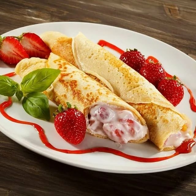 Блины: клубника в сахаре +творог