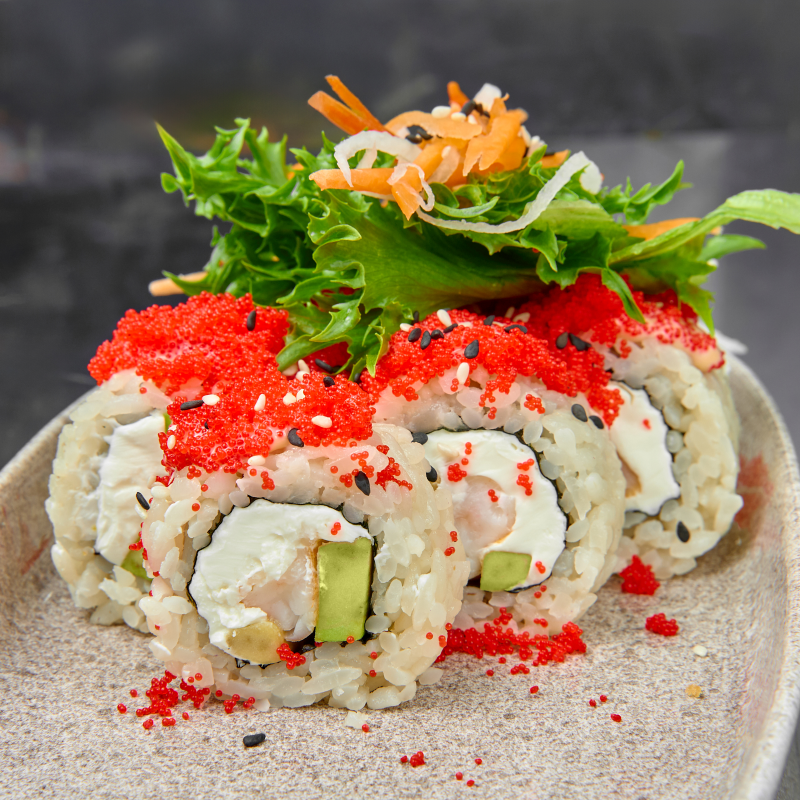 Внутри креветка и авокадо, сверху много икры масаго Сыр творожный