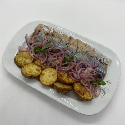 Сельдь с лучком и запеченым картофелем