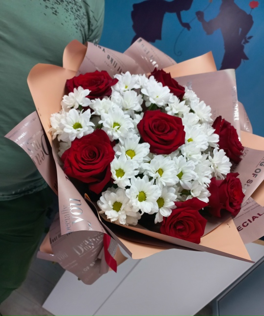 Сборный букет из роз и кустовых хризантем 