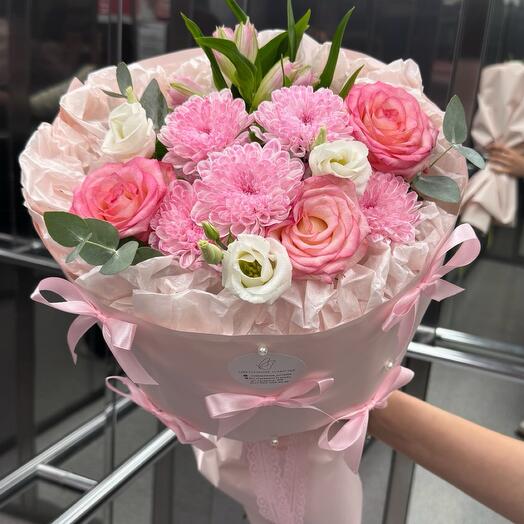 Букет с розами и альстромерией