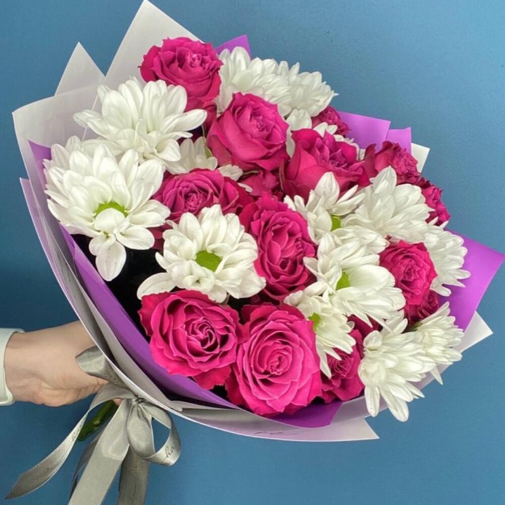 Букет из розовых роз и хризантем