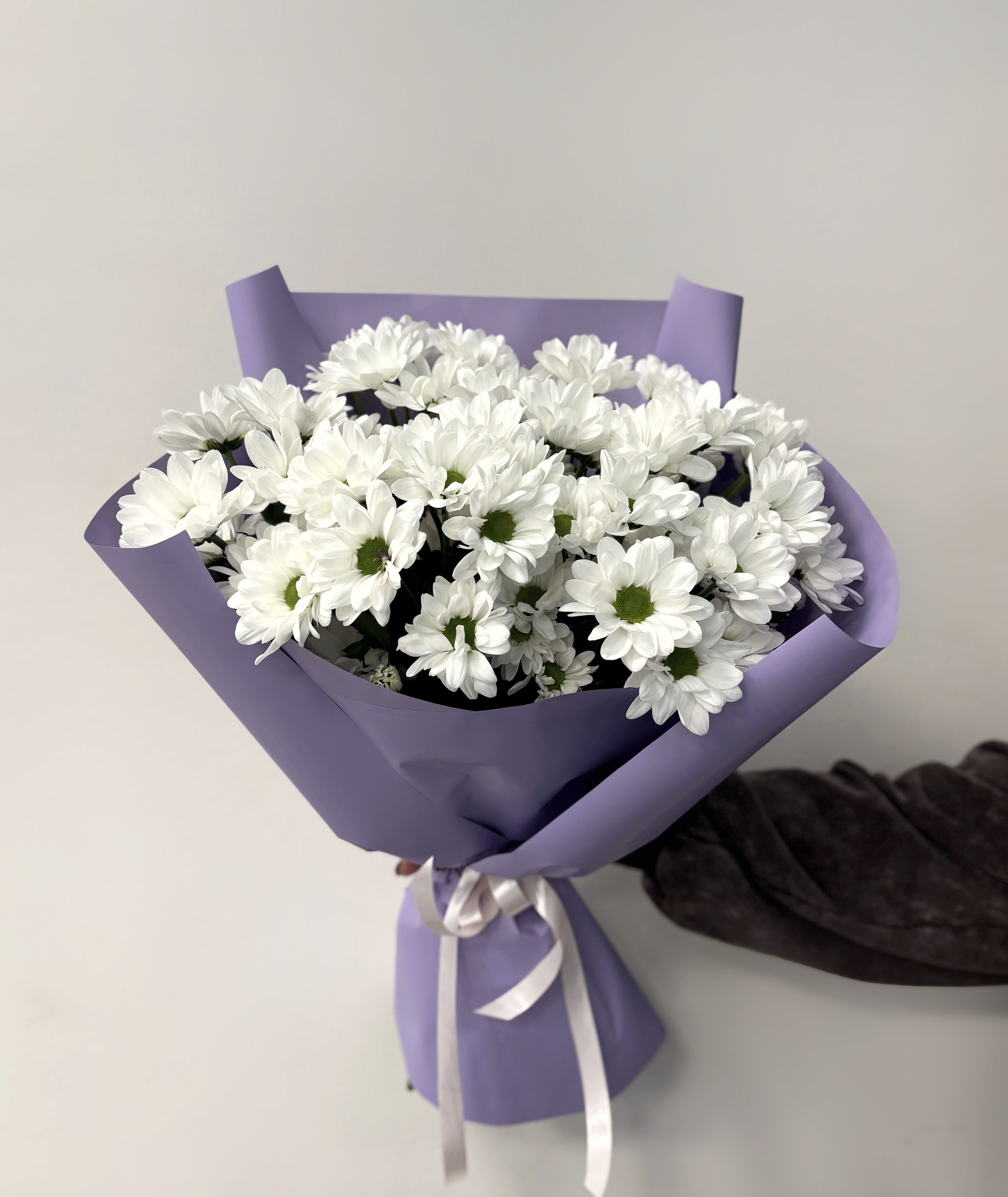 Букет из 7 белых кустовых хризантем в упаковке