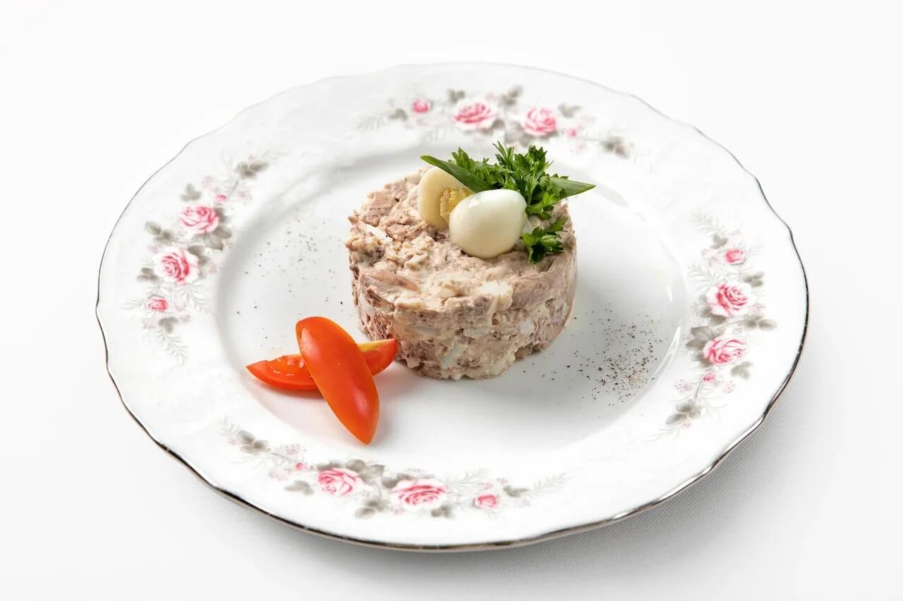 Салат с печенью трески