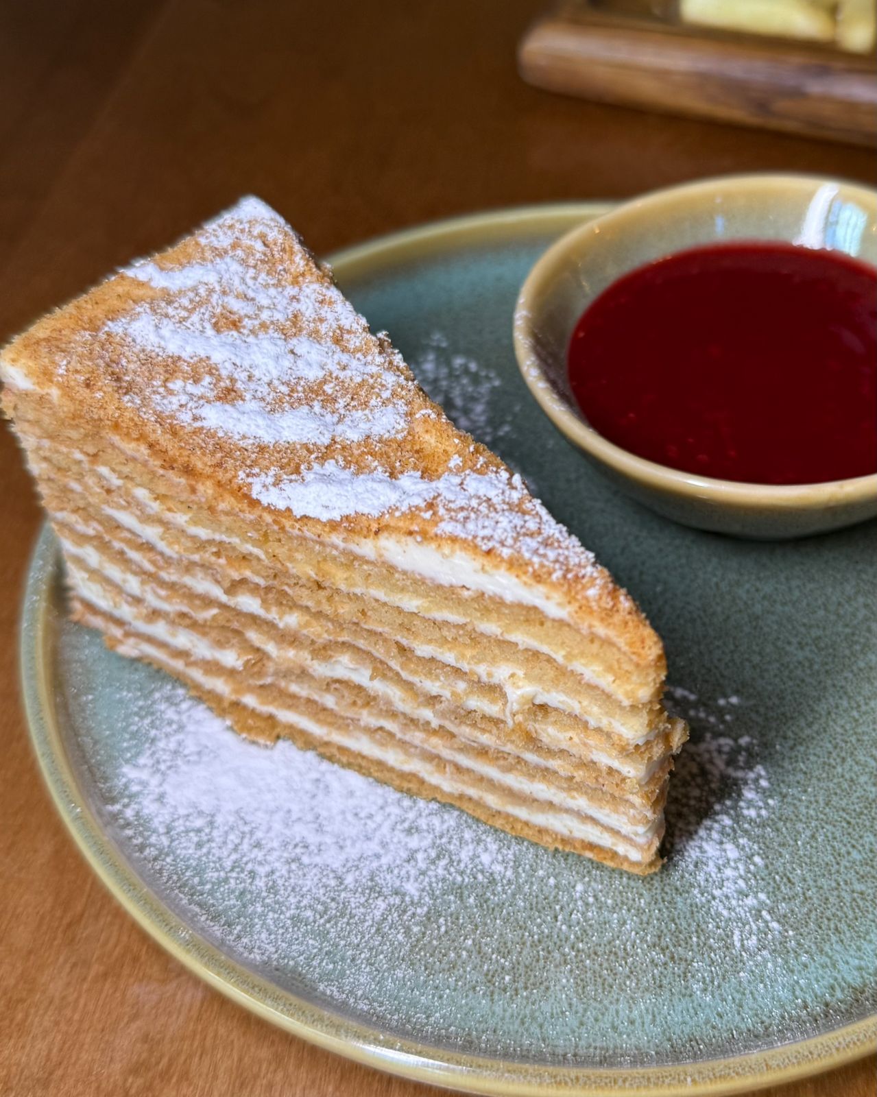 Медовик с малиновым соусом