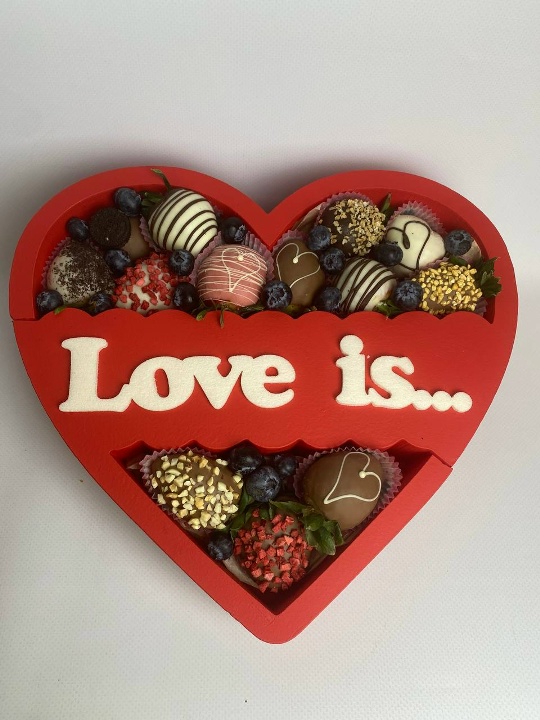 Набор в пенобоксе “love is”