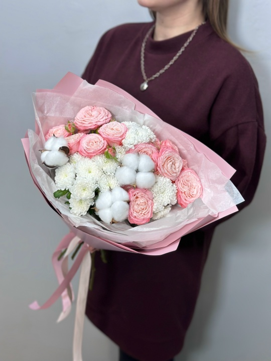 Букет из кустовых пионовидных роз с хлопком