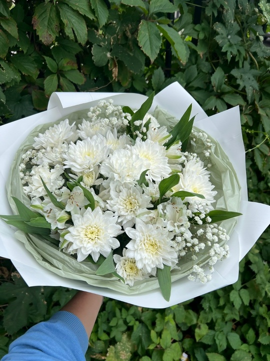 Воздушный букет хризантем, альстромерий и гипсофилы в белой упаковке
