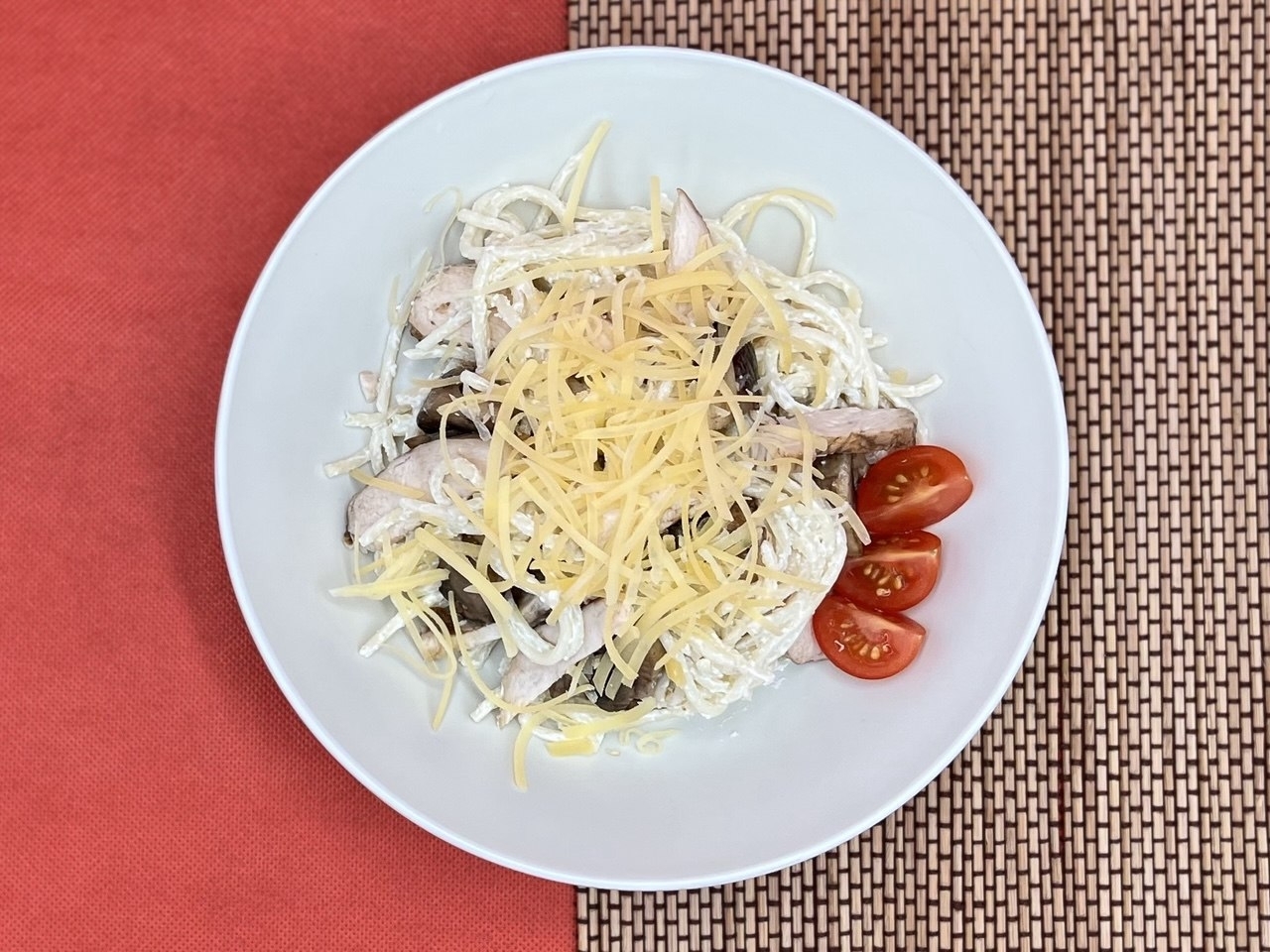 Паста с куриным филе и грибами