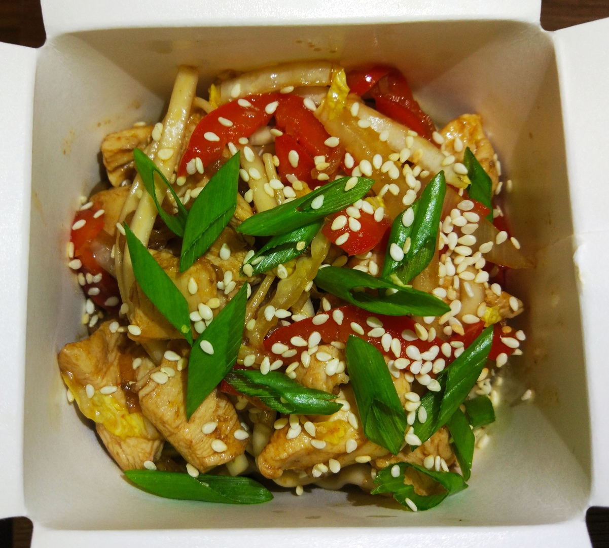 Wok Удон с курицей.
