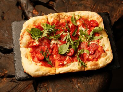 Пицца с чоризо и черри чили