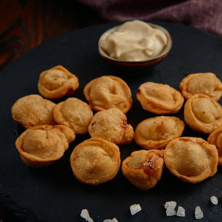 Жаренные пельмени с сырным соусом