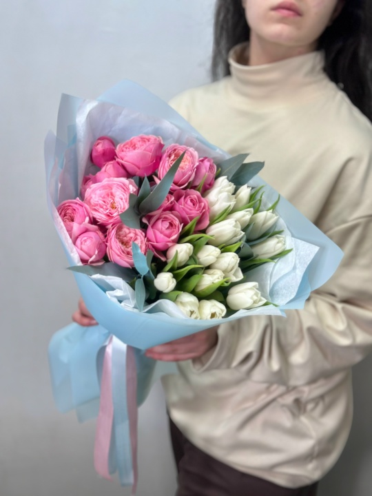 Белые тюльпаны и кустовые пионовидные розы