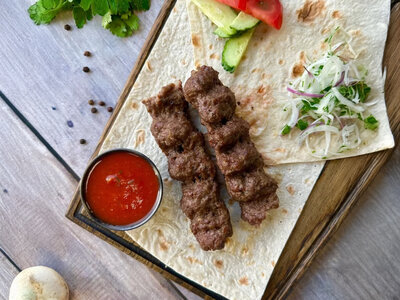 Люля говяжья с овощами и соусом