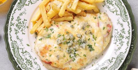 Курица по-французски с дор блю и картофелем фри