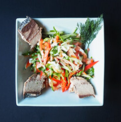 Салат из тунца с овощами и рукколой