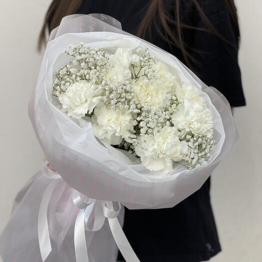 Нежный белый букет из диантусов и гипсофилы