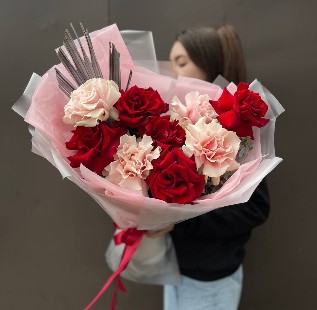 Букет из 9 крупных французских красных и розовых роз