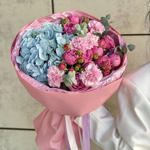 Букет с гортензией и пионовидной розой 
