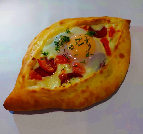 Хачапури с колбасками и томатами