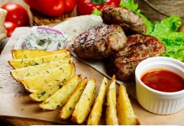 Котлетный микс с картофелем по-деревенски