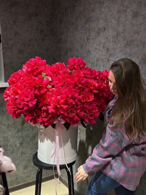 Ажурные розы в шляпной коробке
