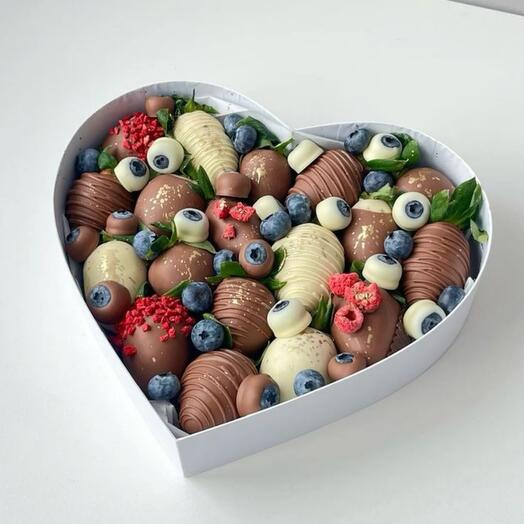 Клубника и голубика в шоколаде