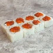 Ролл с лососем и икрой
