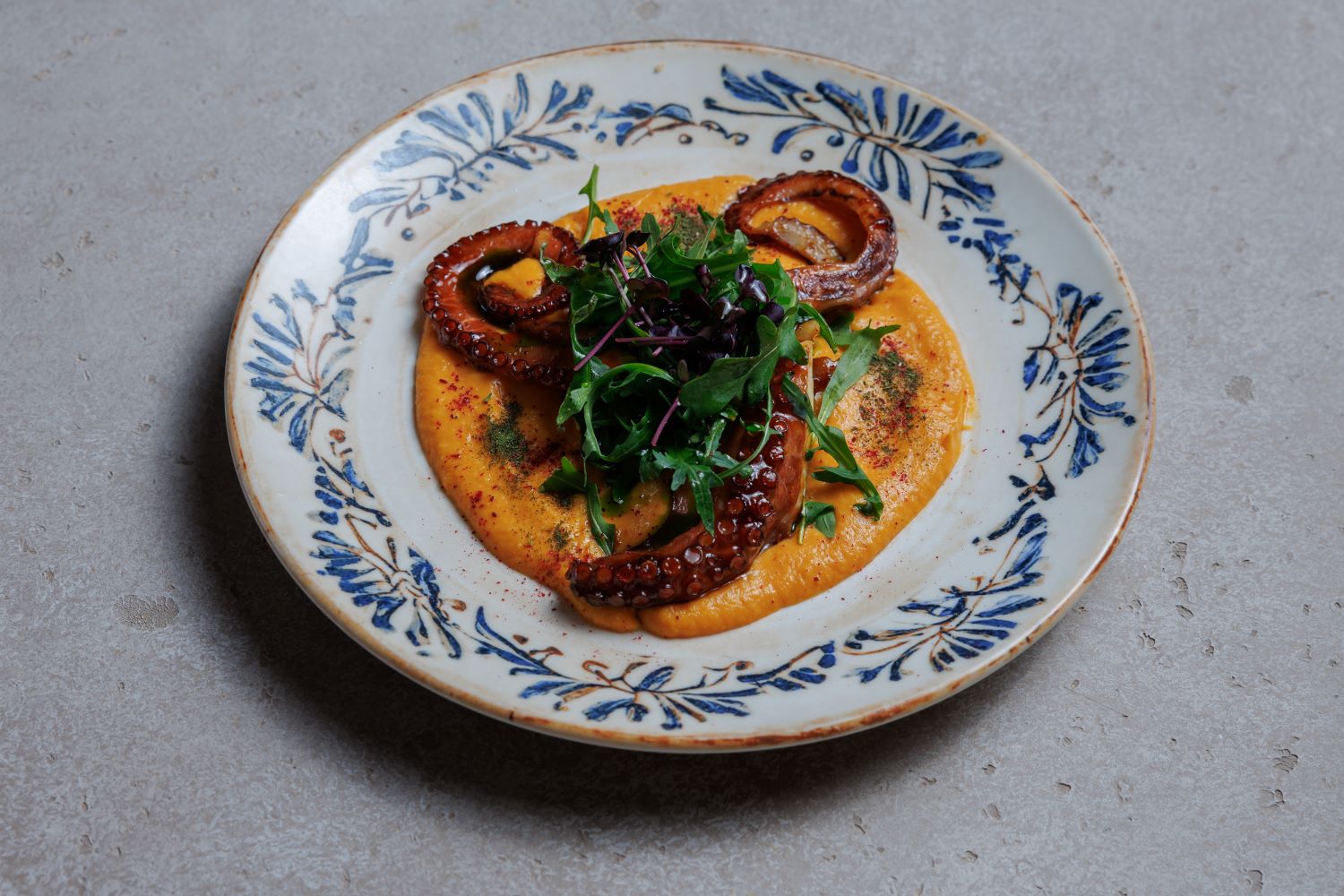 Осьминог с хумусом из батата