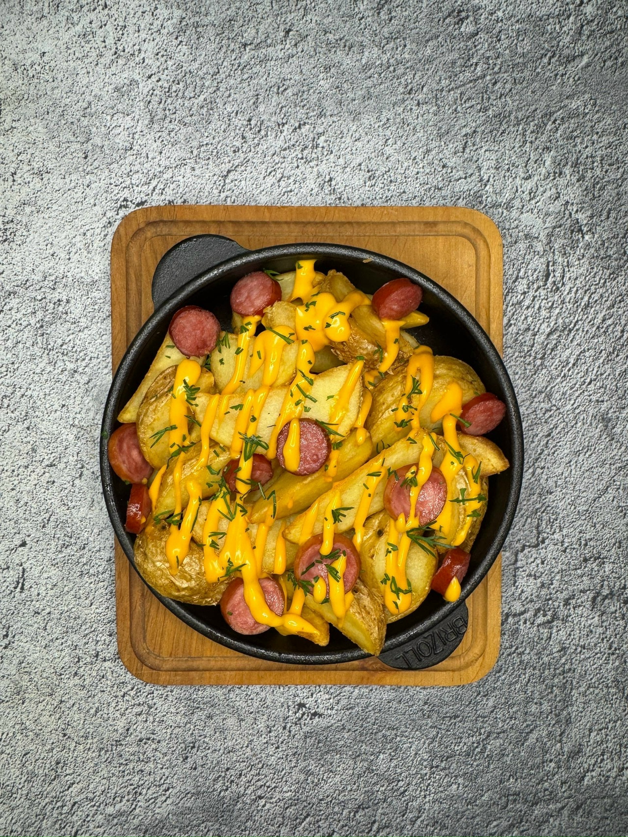 Картофельные дольки с колбасками