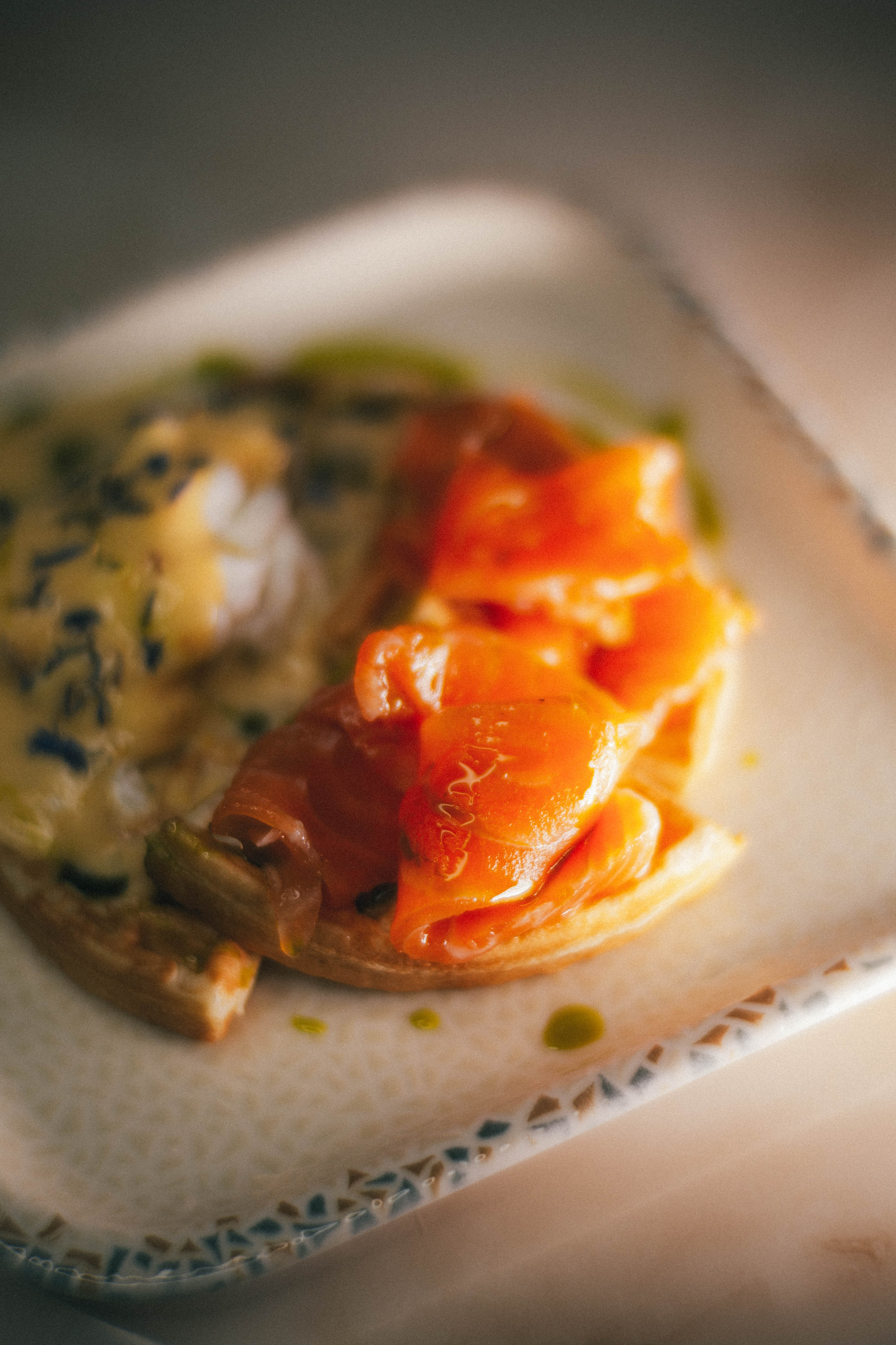 Вафля с лососем и пашот