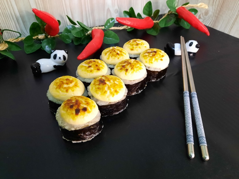 Запеченный ролл с лососем
