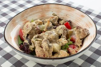 Салат с куриной печенью и грушей