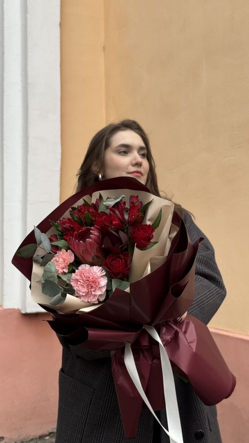 Букет из протеи, альстромер и диантусов